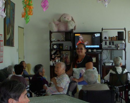 非日系ブラジル人が、日本語を母語、母国語とする高齢者の介護を行う高齢者介護施設「憩の園」の特別養護老人ホーム