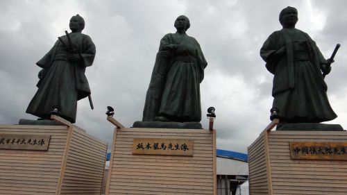 高知駅前の新しい龍馬像