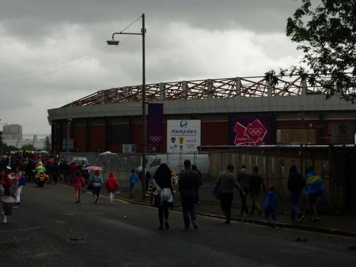 タクシーで行ったので、スタジアム裏側からの風景。正面は、もっと勇壮な建物です