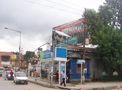 屋根の上、ソーラーパネルが南向きに設えられています