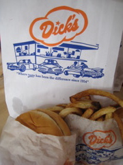 シアトル界隈に6店舗あるDick's Drive-in。店のロゴとイラストは懐かしい感じがします