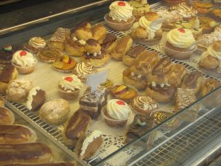 ケーキ屋さんに並ぶ小さなかわいいケーキたち