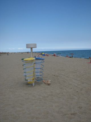 ビーチでのゴミ箱