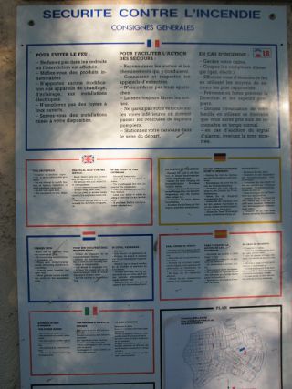 キャンプ場でみつけたサインはEU内言語勢ぞろい!