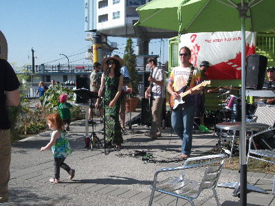 参加者を応援するバンドの演奏