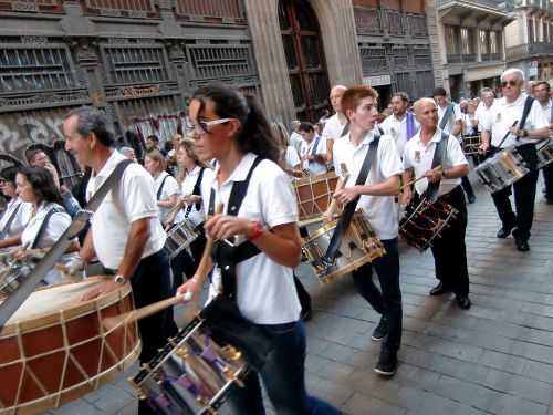 街を練り歩く鼓笛隊は幾つものグループがあり、老若男女が協力し合う