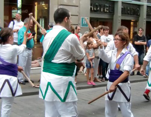 伝統の棒を使ったダンス。多くのチームが参加していました。