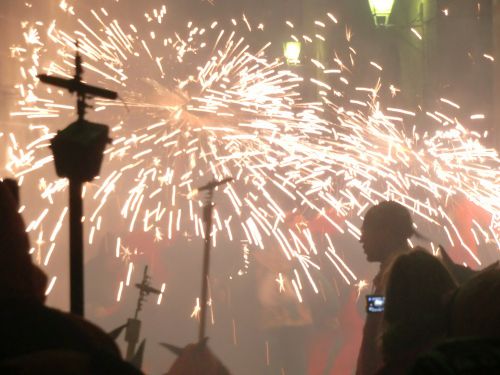 コレフォックCorrefoc−火を持ち走り暴れながら通りを行列。かなり危険なもの。