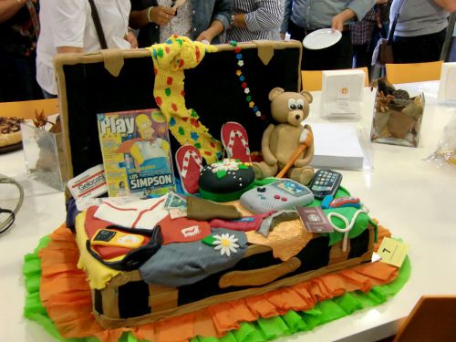 驚きの旅行スーツケースのケーキ。Simpsonのゲーム以外は食べられます!