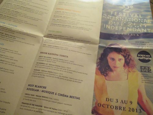 町ではポスターや雑誌などで広く宣伝