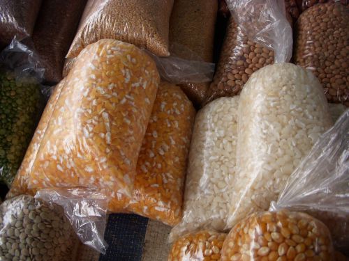 カンジッカ（左の袋が黄色、右の袋が白）