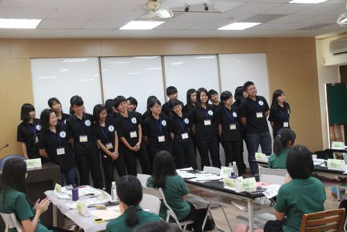沖縄の高校生たちは「涙そうそう」を合唱