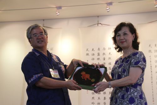 最後に校長先生同士で記念品の交換。右は北一女の張碧娟(ジャン・ビージュエン)校長
