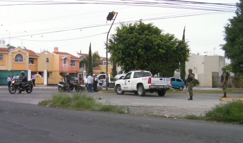 道路封鎖をする警察と軍隊