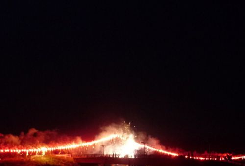 橋にかけられた しかけ花火