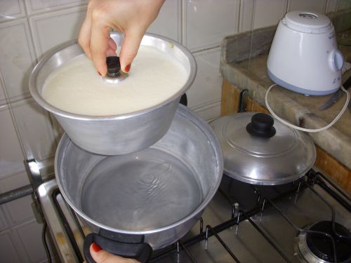 プリン専用の湯せん鍋にプリン型を入れるところ