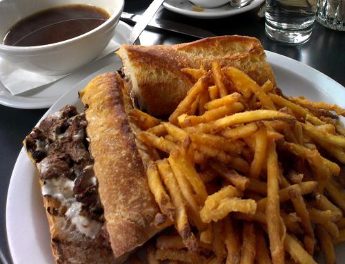 フレンチディップのセット。左上のソース（Au Jus)にサンドイッチを浸して食べます。