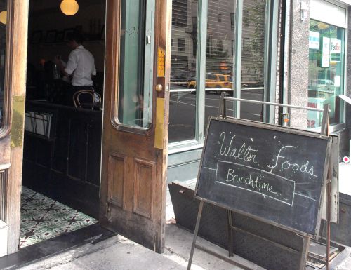 ブルックリンのウイリアムズバーグにある隠れ家的レストラン、Walter Foods。入り口のサインは看板のみ！ブランチで有名ですがオイスターやトラウト（鱒）などのシーフードも美味しいと評判です。