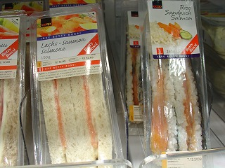 ちょっと謎の食べ物が(右側)……サーモンライス・サンド、だそうです。お味は……イマイチかも(これでお値段、約720円!)