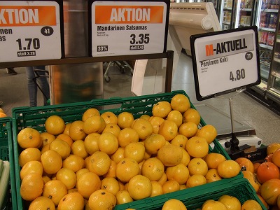 これからの季節は、このフルーツたちもスイスで人気です。温州ミカンと柿。ミカンは「SATSUMA(薩摩)」、柿は「KAKI」と呼ばれています。