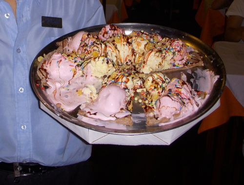 ロディージオ形式のレストランFiorinoのアイスクリームピザ