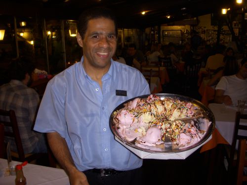 ロディージオ形式のレストランFiorinoで運ばれるアイスクリームピザ