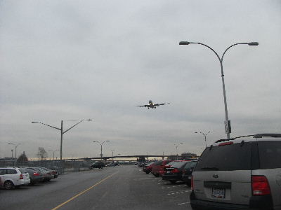 フレーザー河の中洲にあるバンクーバー空港。橋で街とつながっているため、孤立する恐れも。