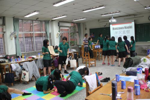 クラス活動は、5つのグループに分かれてのゲーム