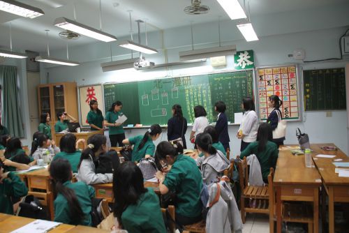 漫画研究会の教室へ