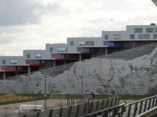 虹色の新しい建物