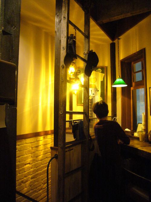 お店の2階、カウンター席と２人掛けテープルの小さな店内。