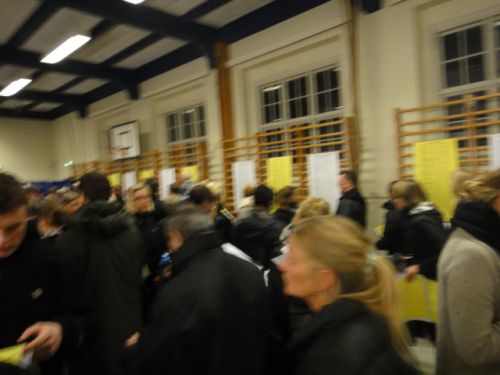 たくさんの人が並んでいます。投票率も高いです。