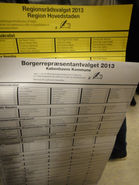投票用紙はとても大きいです。