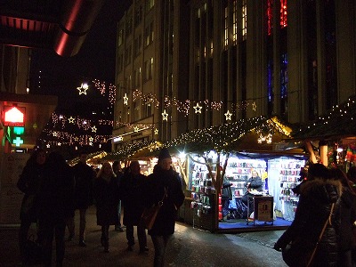 スイスのあちらこちらの街で、クリスマス市が始まります(画像はチューリッヒにて)。
