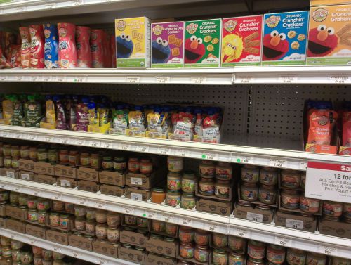 さすが合理化の国アメリカ、手作りの離乳食を作る親は少数派でスーパーには豊富なインスタント離乳食が並んでいます