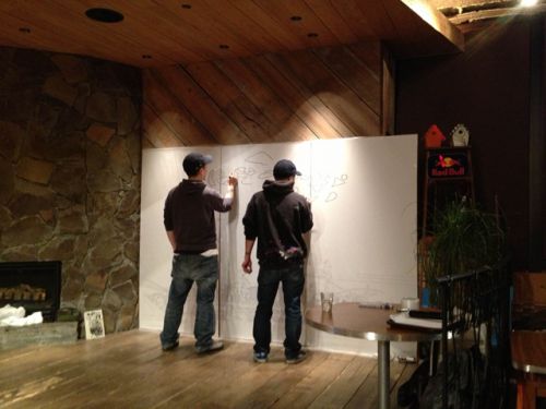 19時を過ぎ、静かに描きはじめるsenseさんとKAZさん