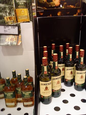 日本同様にウィスキーやブランデー、ウォッカなど、強いアルコールもスーパーに並んでいます。