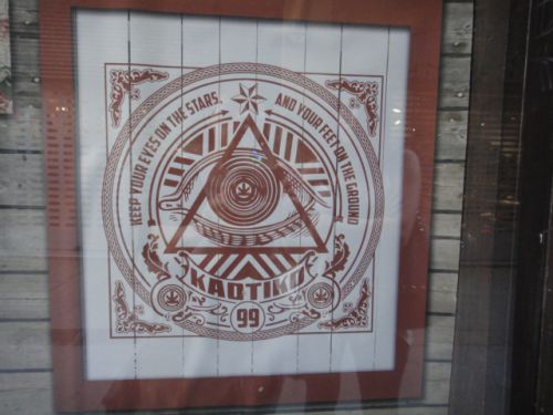 街中で見つけたフリーメーソンを思わせる(?)ポスター