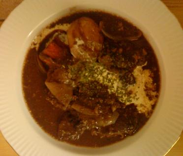 自宅で作ったビーフシチュー、生クリームとパセリを飾りいただくと美味しさアップです。