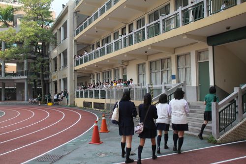 クラス活動体験の教室へ移動。左は3年生の体育祭の様子を眺める生徒たち