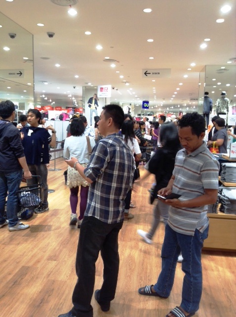 ２号店オープン当日の店内。平日の昼間ですが賑わっていました