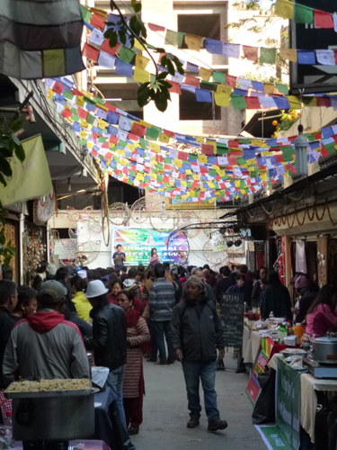 日暮れ後は大盛り上がりに。