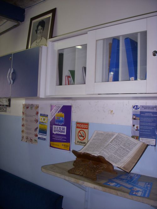 サンパウロ市内の市立幼稚園の通路に置かれている聖書