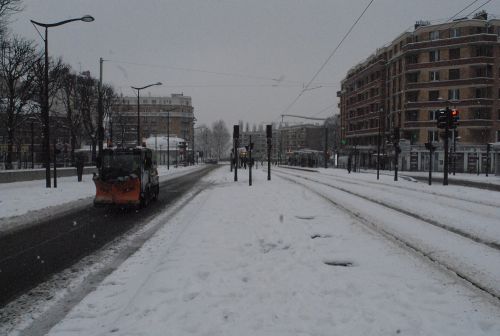 普段の清掃車が、除雪車に姿を変え頑張っていました。