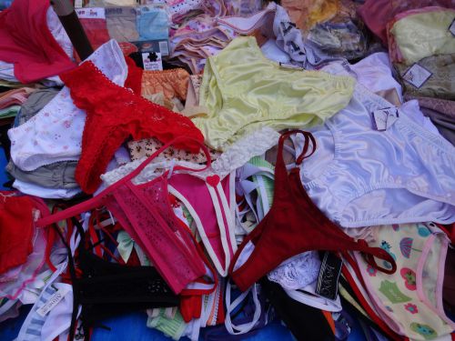 年越しに様々な願いを託して着用される赤や黄色、ピンクのブラジルの女性下着（青空市の下着店にて）