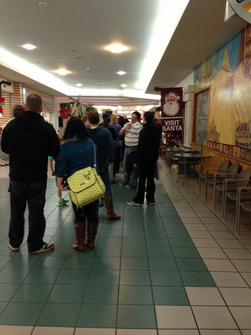 サンタクロースとの写真撮影を待つ人たち。長い行列を作っていました