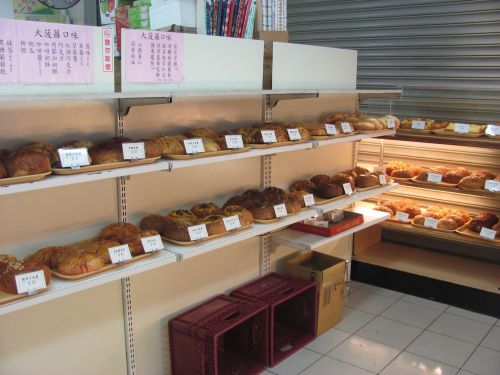 焼きたてのパンが常時ならぶパン屋の棚