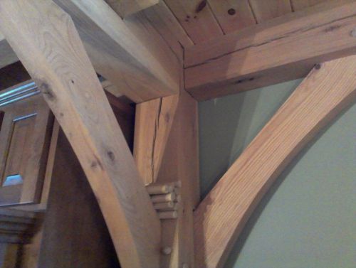 束ねられた木の棒は釘として使われたものの残り。アーミッシュの家具や家は釘などのメタル素材を一切使いません