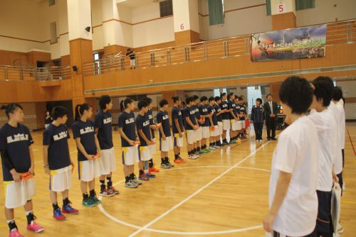 試合前の記念品交換の様子