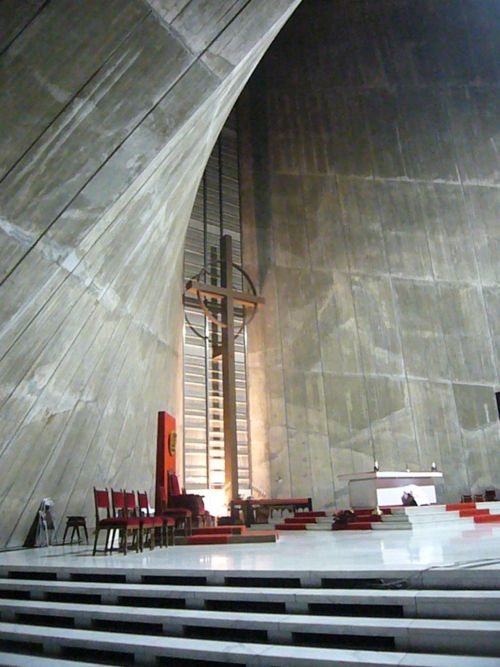 祭壇と十字架。